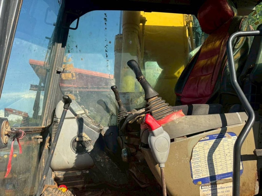 ขาย 450,000 KOMATSU pc 200-8 เล่มทะเบียนพร้อม ไฟฟ้าครบ เครื่องดี ปั้มแรง เอวแน่น ช่วงล่างเต็ม 