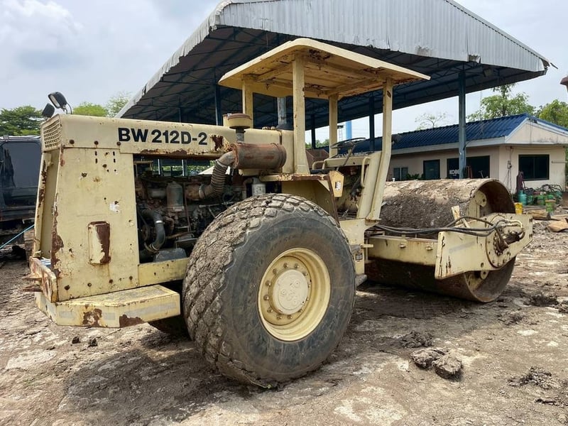 ขาย 395,000 รถบด 10 ตัน 2 เพลา BOMAG BW212 D2 🚩 เครื่อง MITSUBISHI 6D16-220 แรง 🚩 ระบบ สั่นหยาบ-ละเอียด พร้อมใช้  🚩 เอกสารเล่มทะเบียนพร้อมโอน สนใจติดต่อได้ครับ 090-772-3710 090-772-3708