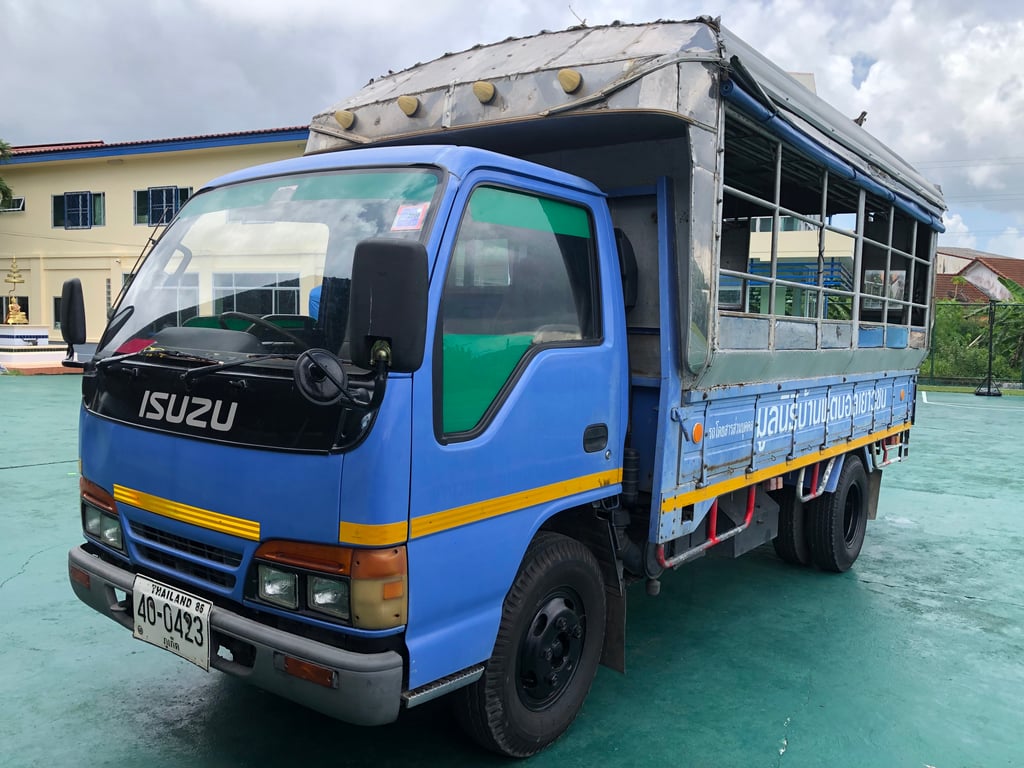 ISUZU NKR 115แรงม้า รถบรรทุก 4ล้อ สองแถว ปี2001 เลขไมล์มากกว่า 800,000 กม.