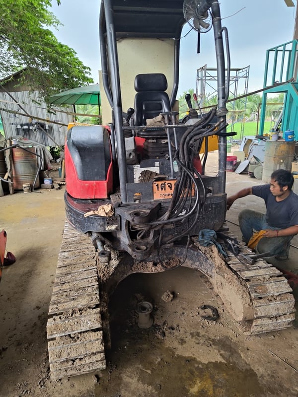 บริษัท พีแอนด์ซี เจริญกิจฯ รับซ่อมและทำสีรถแม็คโครทุกขนาด