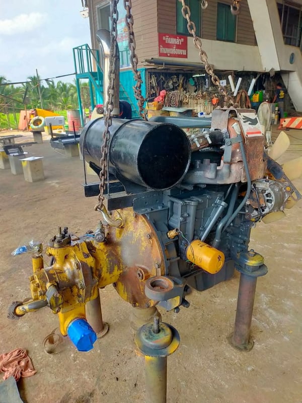 ขายเครื่อง KOMATSU 4D95 พร้อมปั๊มไฮดรอลิค