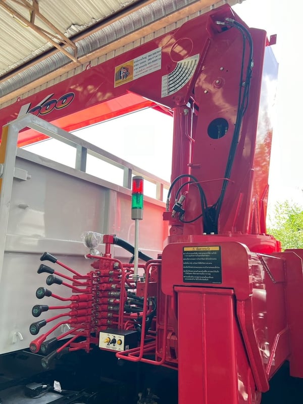 เครน8ตัน ยี่ห้อยูนิค 