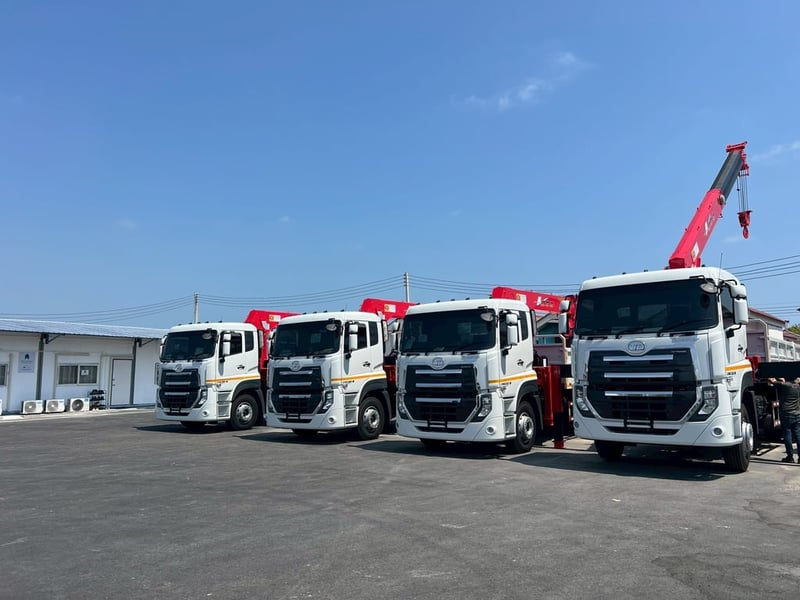 เครน8ตัน ยี่ห้อยูนิค 