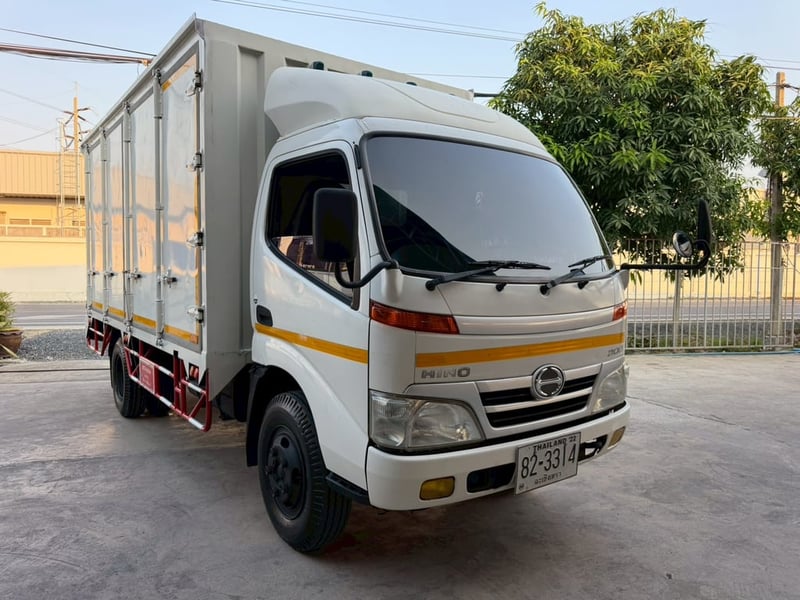 HINO XZU 136แรงม้า รถบรรทุก 6ล้อ ตู้แห้ง ปี2010