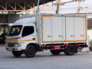 HINO XZU 136แรงม้า รถบรรทุก 6ล้อ ตู้แห้ง ปี2010