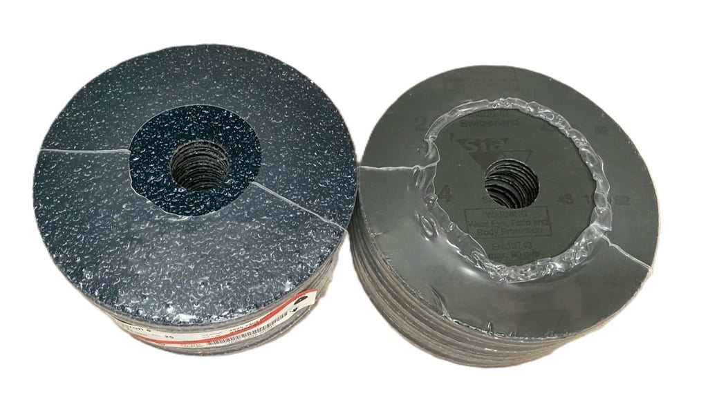 FIBER DISC กลม สีน้ำเงินหลังแข็ง 5" (DIA. 125 MM.) ขนาดรูกลาง dia 22 MM. เบอร์ 80 FIBER DISC กลม สีน้ำเงินหลังแข็ง 5" (DIA. 125 MM.) ขนาดรูกลาง dia 22 MM. เบอร์ 80