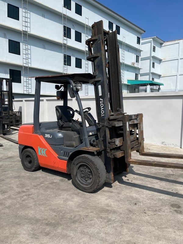 ➡️Toyota 8FD35J  ➡️ขนาด 3.5 ตัน  ➡️เสายกสูง 4 เมตร  ➡️อุปกรณ์ Roll tating fcvk+fcrkpo'siticner ➡️(งาหมุนถ่างออก360'องศาได้)  ➡️4 คอนโทรล  ➡️เครื่องยนต์ดีเซล 3z รุ่นใหม่ ➡️เกียร์คลัช Manual  ➡️ชั่วโมงทำงาน 8,039 ชั่วโมง ➡️รถผลิตปี 2012 