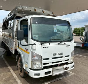 🔥หกล้อโดยสาร 560,000  ☎️สนใจโทร.061-0909499   👉หกล้อโดยสาร ISUZU NMR  130 แรงม้า ปี 57 (4930)