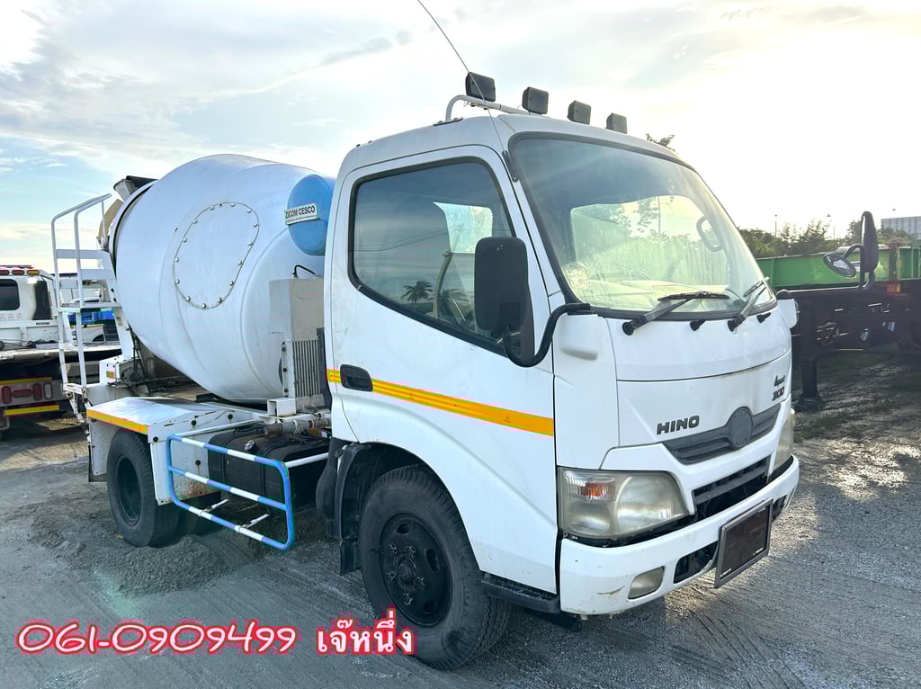 หกล้อโม่ปูน HINO XZU  150 แรงม้า ปี 55 (4973)