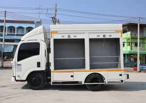 หกล้อตู้ทึบ FOOD TRUCK ISUZU NMR 130 แรงม้า ปี 2558 (5477)
