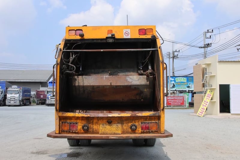 หกล้อบรรทุกขยะ HINO FG8J  240 แรง ปี 2566 (4039)