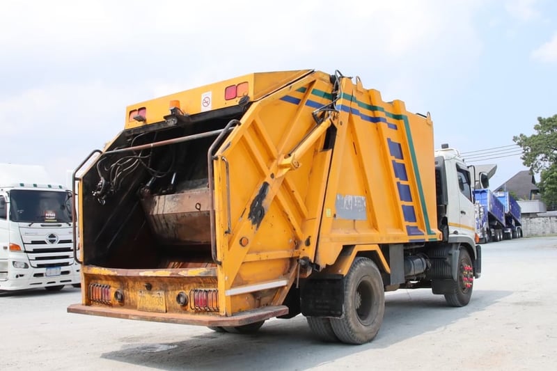 หกล้อบรรทุกขยะ HINO FG8J  240 แรง ปี 2566 (4039)