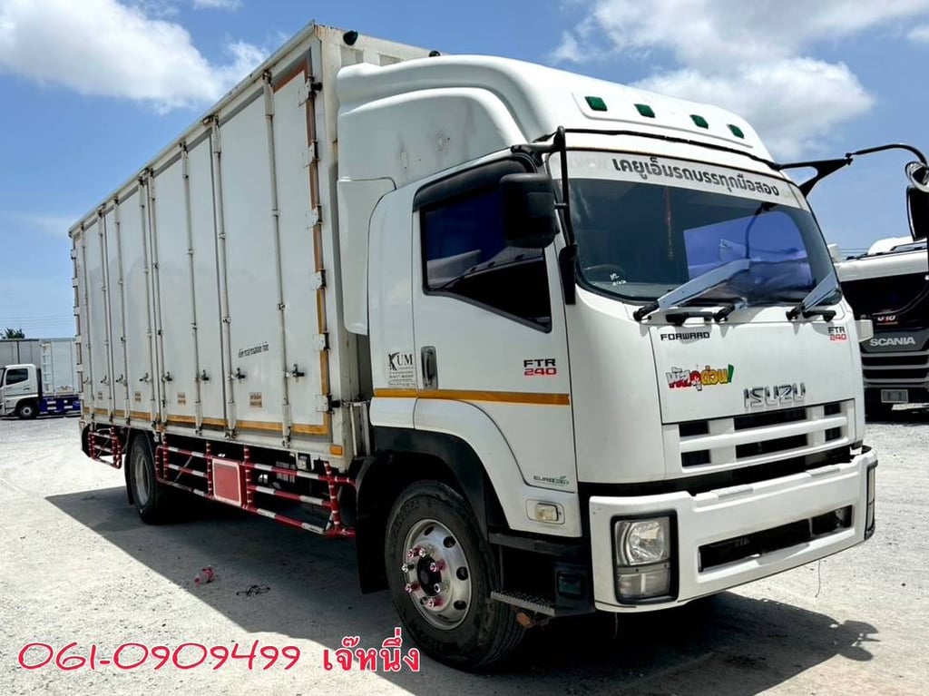 หกล้อตู้สิบบาน Isuzu Ftr 240 แรงม้า ปี 2558 (2715) หกล้อตู้สิบบาน Isuzu Ftr 240 แรงม้า ปี 2558 (2715)