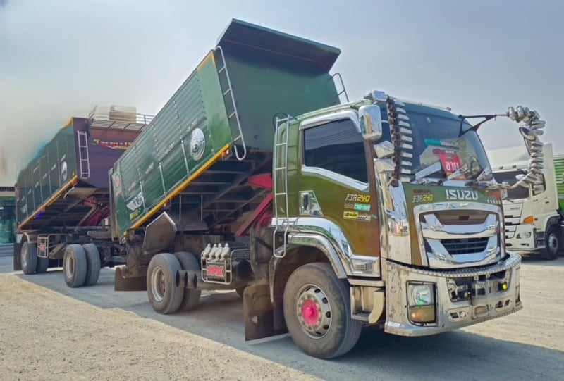 👉หกล้อดั้มพ์ ISUZU FTR 240 แรงม้า ปี 65 (5403) 👉หางดั้มพ์สองเพลา อู่ เดอะฟีนิกซ์ ปี 65 (5404) 👉หกล้อดั้มพ์ ISUZU FTR 240 แรงม้า ปี 65 (5403) 👉หางดั้มพ์สองเพลา อู่ เดอะฟีนิกซ์ ปี 65 (5404)