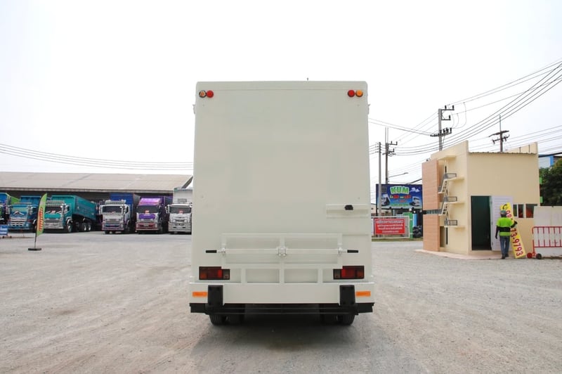 หกล้อ FOOD TRUCK ISUZU NMR 130 แรงม้า ปี 2558 (3140)