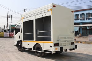 หกล้อตู้ทึบ FOOD TRUCK ISUZU NMR 130 แรงม้า ปี 2558 (5477)