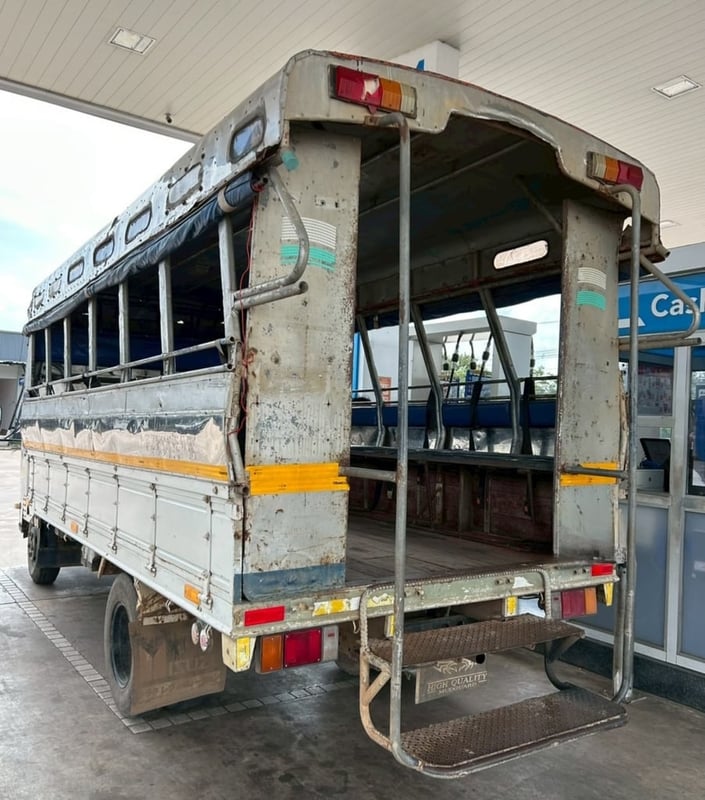 🔥หกล้อโดยสาร 560,000  ☎️สนใจโทร.061-0909499   👉หกล้อโดยสาร ISUZU NMR  130 แรงม้า ปี 57 (4930)