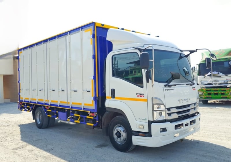 หกล้อตู้ทึบ ISUZU FRR 210 แรงม้า ปี 2566 (8215)