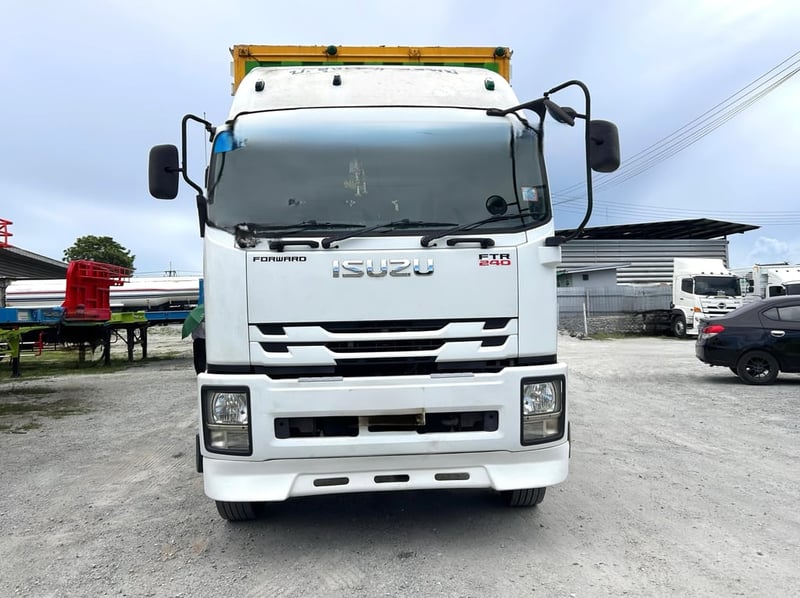 👉หกล้อตู้สิบบาน Isuzu Ftr 240 แรงม้า ปี 61 (7819) 👉หกล้อตู้สิบบาน Isuzu Ftr 240 แรงม้า ปี 61 (7819)