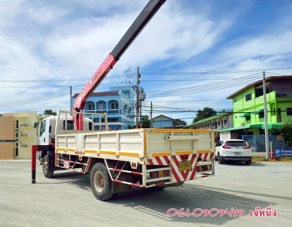 หกล้อติดเครน Isuzu Ftr 240 แรงม้า  ปี 2557 (0947) ติดเครน UNIC 5 ตัน 4 ปอก