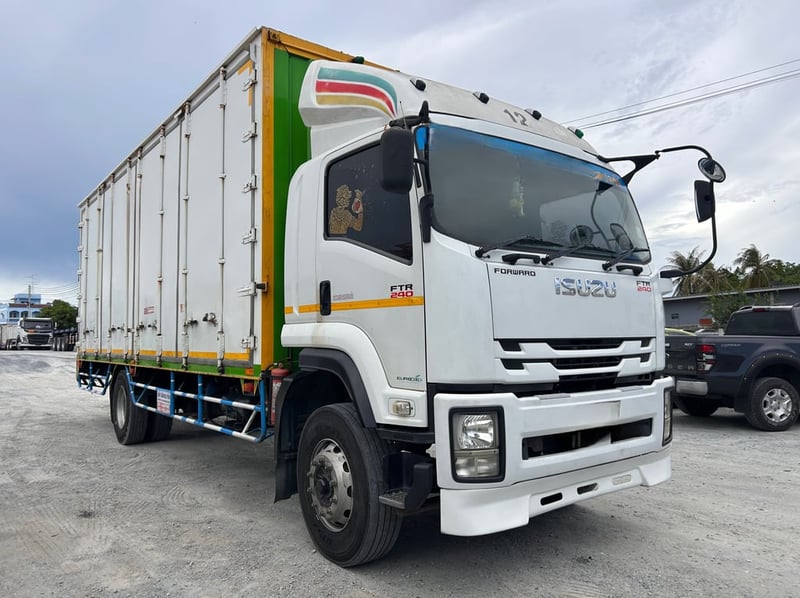 👉หกล้อตู้สิบบาน Isuzu Ftr 240 แรงม้า ปี 61 (7819) 👉หกล้อตู้สิบบาน Isuzu Ftr 240 แรงม้า ปี 61 (7819)