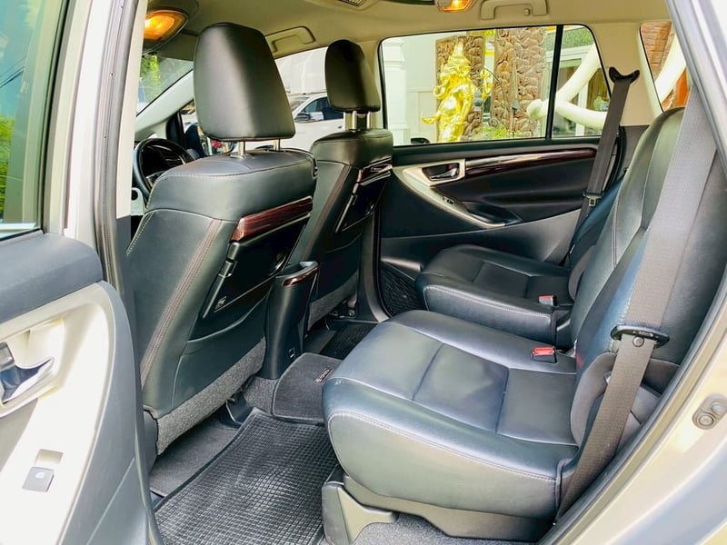 TOYOTA INNOVA CRYSTA 2.8 PREMIUM ปี 2022 รถครอบครัวตัวท็อป นั่งสบาย 