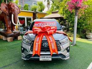 TOYOTA INNOVA CRYSTA 2.8 PREMIUM ปี 2022 รถครอบครัวตัวท็อป นั่งสบาย 