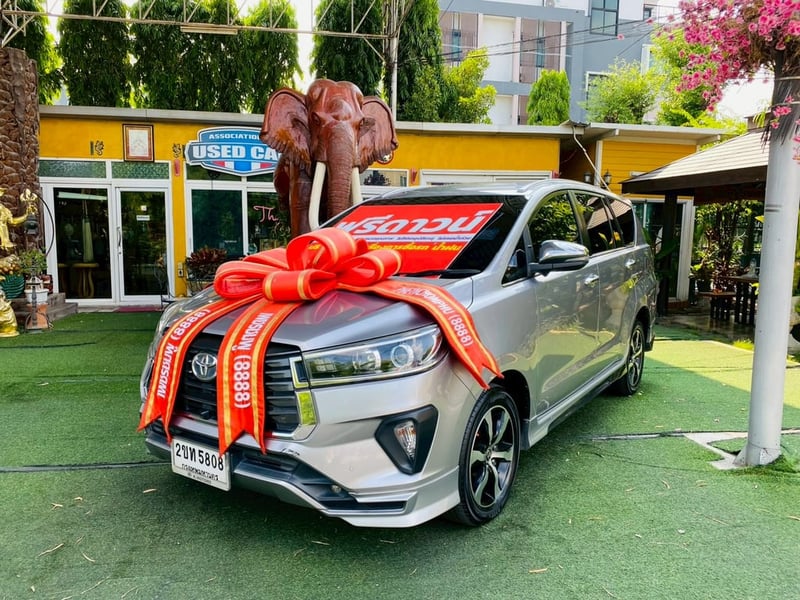 TOYOTA INNOVA CRYSTA 2.8 PREMIUM ปี 2022 รถครอบครัวตัวท็อป นั่งสบาย 