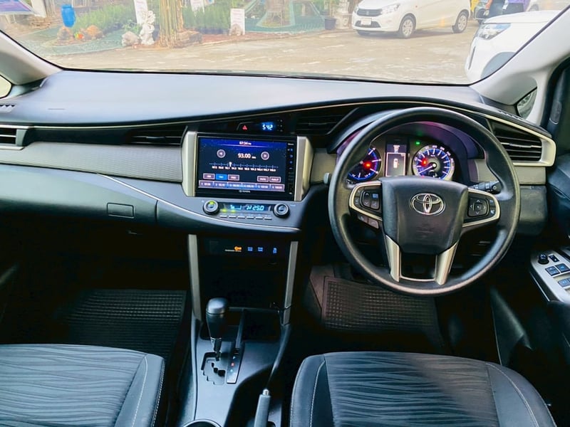 TOYOTA INNOVA CRYSTA 2.8  ปี 2022fulloption 7 ที่นั่ง เบาะ 3 แถว เกียร์ออโต้ 