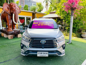 TOYOTA INNOVA CRYSTA 2.8 PREMIUM ปี 2022 รถครอบครัวตัวท็อป  ขับง่าย นุ่มนวล