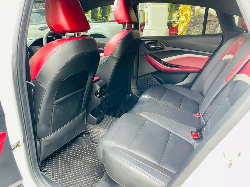 MG MG 5 1.5X Sunroof i-Smart  ปี 2024 TOP   ติดแก็ส LPG แล้ว