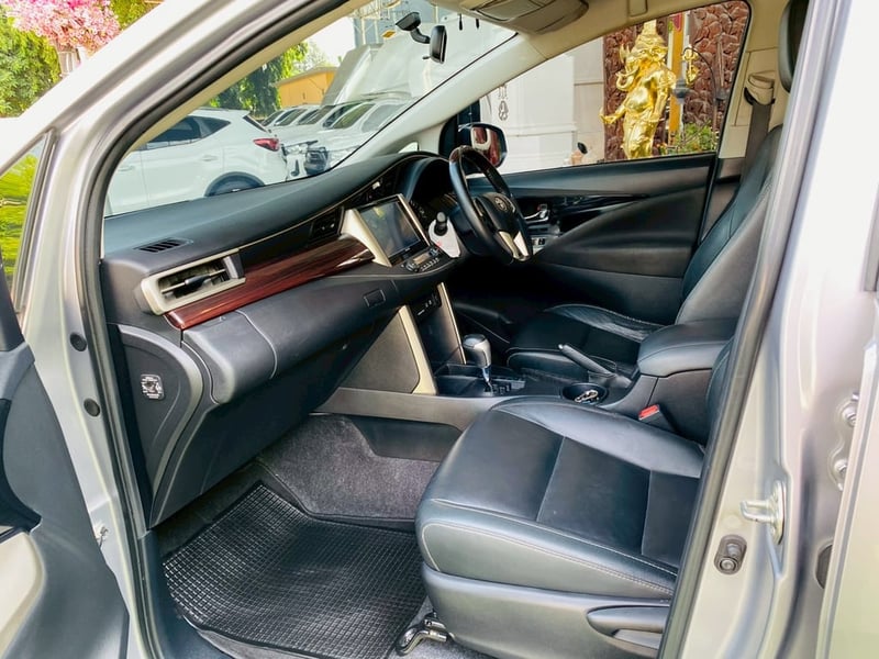 TOYOTA INNOVA CRYSTA 2.8 PREMIUM ปี 2022 รถครอบครัวตัวท็อป นั่งสบาย 