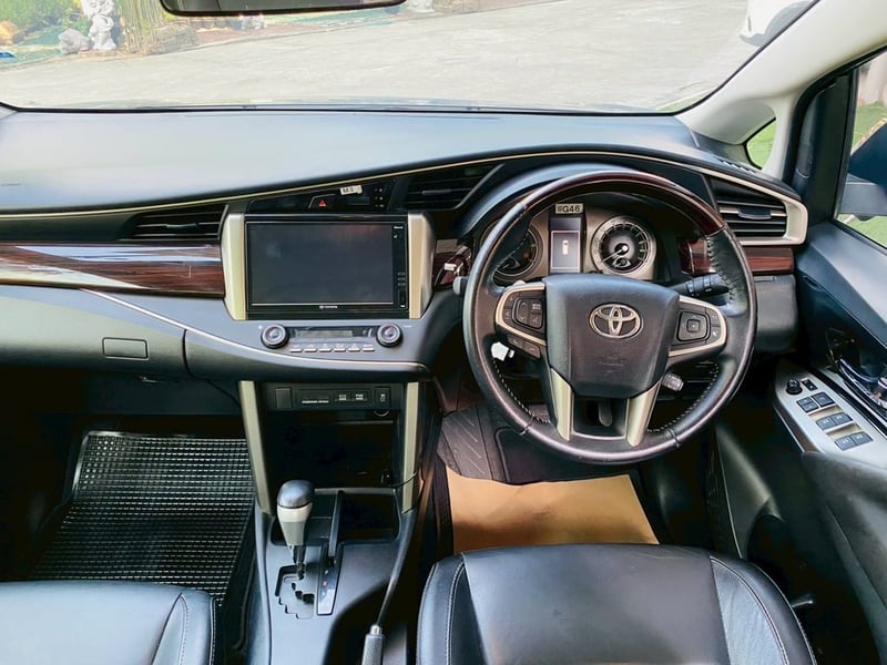 TOYOTA INNOVA CRYSTA 2.8 PREMIUM ปี 2022 รถครอบครัวตัวท็อป นั่งสบาย 