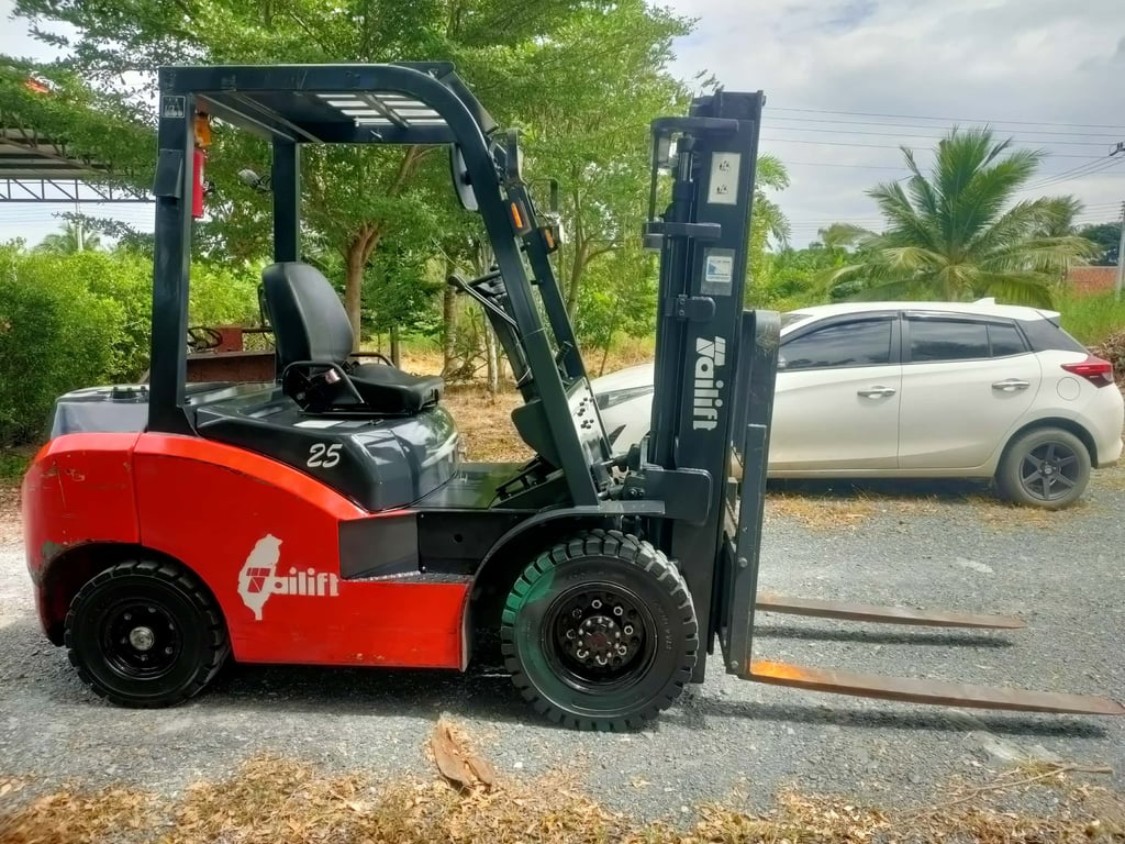 โฟคลิฟท์ ปี17 เครื่องดีเซล อีซูซุ 2.5ตัน โฟคลิฟท์ ปี17 เครื่องดีเซล อีซูซุ 2.5ตัน