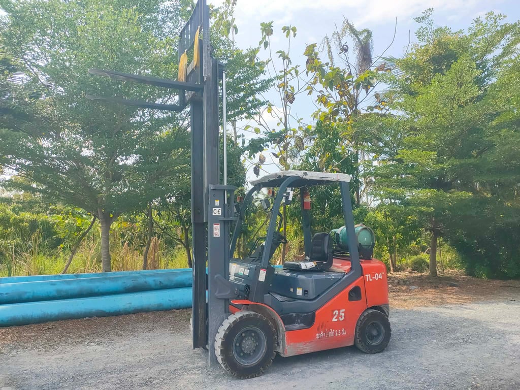 โฟล์คลิฟท์ปี21 เครื่องเบนซิน+LPG 2.5ตัน เสาสูง3เมตร