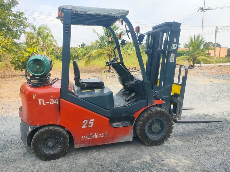 โฟล์คลิฟท์ปี21 เครื่องเบนซิน+LPG 2.5ตัน เสาสูง3เมตร โฟล์คลิฟท์ปี21 เครื่องเบนซิน+LPG 2.5ตัน เสาสูง3เมตร