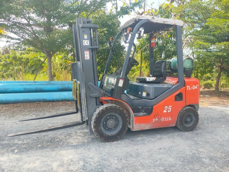โฟล์คลิฟท์ปี21 เครื่องเบนซิน+LPG 2.5ตัน เสาสูง3เมตร โฟล์คลิฟท์ปี21 เครื่องเบนซิน+LPG 2.5ตัน เสาสูง3เมตร