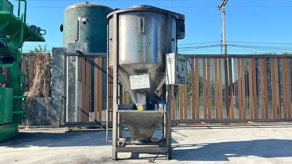 ไซโลผสมวัตถุดิบงานสเตนเลส ขนาดบรรจุ 300 kg งานสเตนเลสทั้งตัวห้องและใบ มีระบบสกรูลำเลียงวัตถุดิบอยู่ด้านใน⚡️380V⚡️
