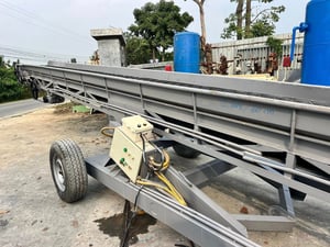 สายพานลำเลียง(CONVEYOR) ขนาดยาว 12 เมตร สายพานบั้งแบบพื้นเรียบ หน้ากว้าง 60 cm ฐานปรับระดับสูงต่ำได้⚡️380V⚡️