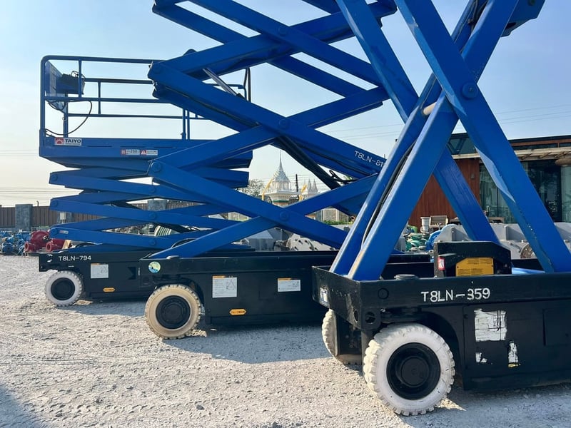 ลิฟท์กระเช้าไฟฟ้า(Personal_Lift)🇯🇵A I C H I  Made in  Japan🇯🇵 ยกสูง 8 เมตร  มีเกียร์ Low  Hi   รับน้ำหนัก 250-350 kg  คอนโทรล บน ล่าง สภาพสวย เข้ามา 3 คัน พร้อมใช้💥#สดจากนอกเก่าญี่ปุ่น💥