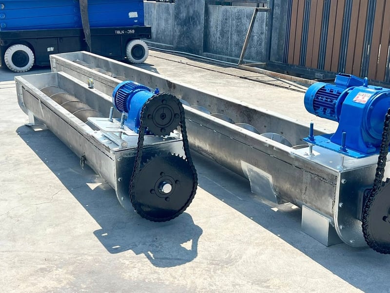 สกรูลำเลียงวัตถุดิบ(ScrewConveyor)💥วัสดุสเตนเลส‼️💥 แบบครึ่งใบ ห้องและใบโต 12” ติดตั้งพร้อมเกียร์มอเตอร์⚡️380V⚡️เข้ามา 2 ตัว