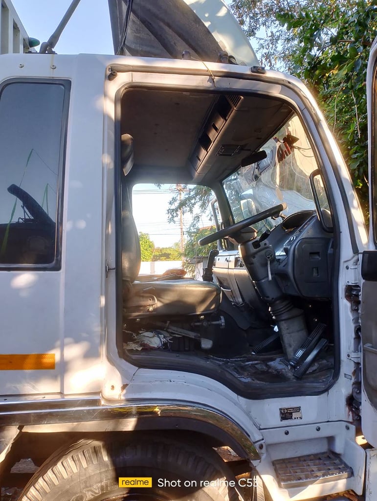 HINO FF 210แรงม้า รถบรรทุก 6ล้อ ตู้แห้ง ปี1999 HINO FF 210แรงม้า รถบรรทุก 6ล้อ ตู้แห้ง ปี1999