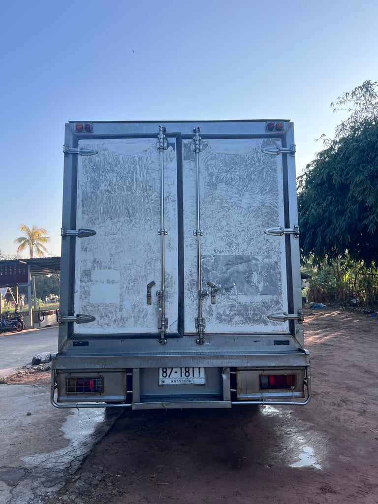 ขายรถบรรทุกหกล้อห้องเย็น   400000                                                                     