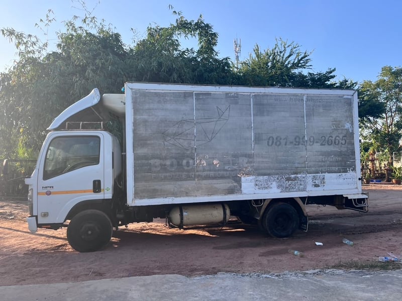 ขายรถบรรทุกหกล้อห้องเย็น   400000                                                                     