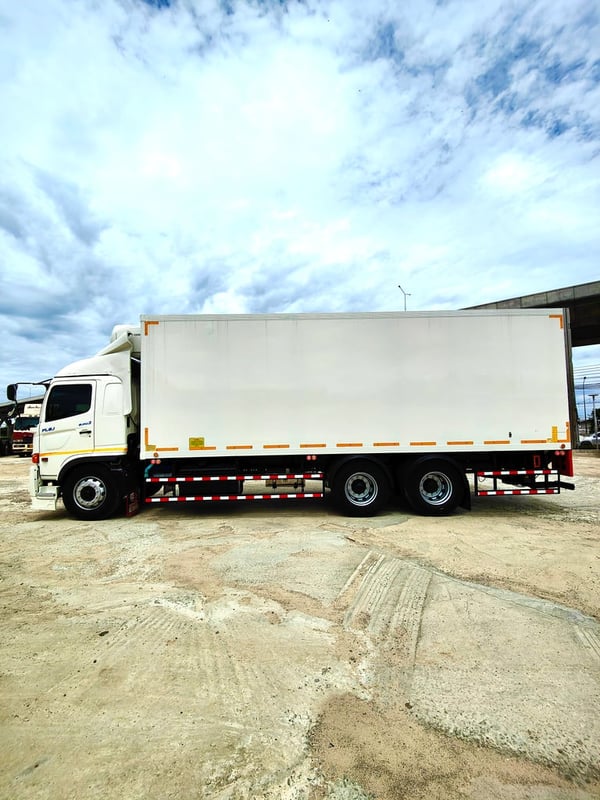 รถตู้เย็น HINO FL8J 260แรงม้า รถบรรทุก 10ล้อ ปี2017