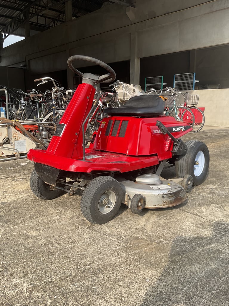 รถตัดหญ้าแบบนั่งขับ รถตัดหญ้าแบบนั่งขับ