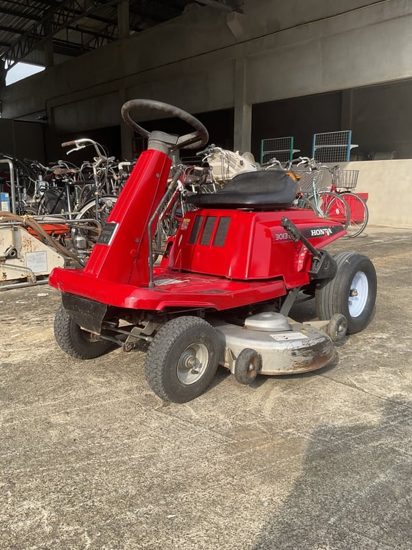 รถตัดหญ้าแบบนั่งขับ รถตัดหญ้าแบบนั่งขับ