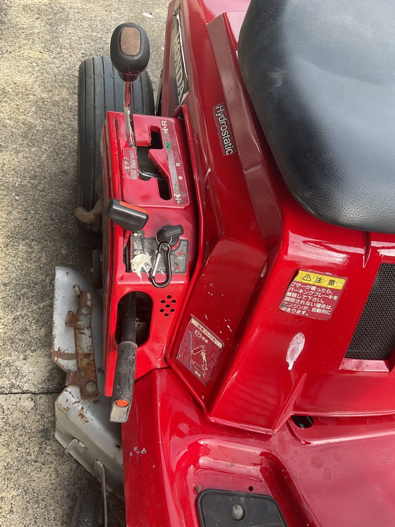 รถตัดหญ้าแบบนั่งขับ รถตัดหญ้าแบบนั่งขับ