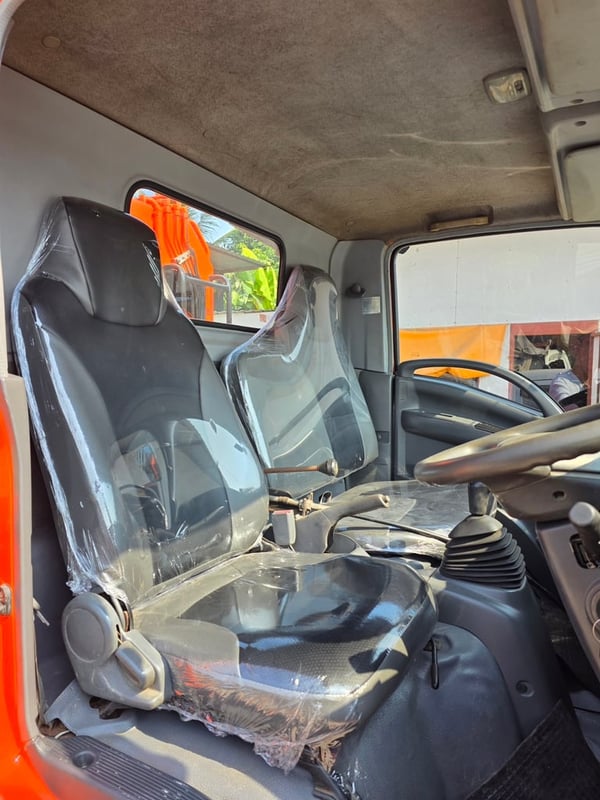 ISUZU NMR 130แรงม้า รถบรรทุก 6ล้อ บรรทุกขยะ ปี2010 เลขไมล์ 67,000 กม. ISUZU NMR 130แรงม้า รถบรรทุก 6ล้อ บรรทุกขยะ ปี2010 เลขไมล์ 67,000 กม.