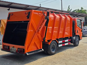 ISUZU NMR 130แรงม้า รถบรรทุก 6ล้อ บรรทุกขยะ ปี2010 เลขไมล์ 67,000 กม. ISUZU NMR 130แรงม้า รถบรรทุก 6ล้อ บรรทุกขยะ ปี2010 เลขไมล์ 67,000 กม.
